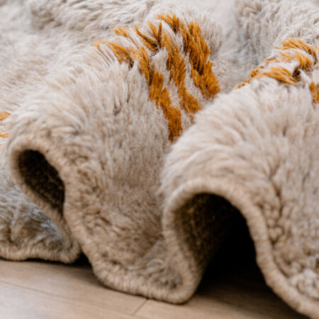 Détails tapis salon sur-mesure sable et noir Marmoucha