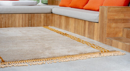 Idée décoration salon tapis berbère orange et sable