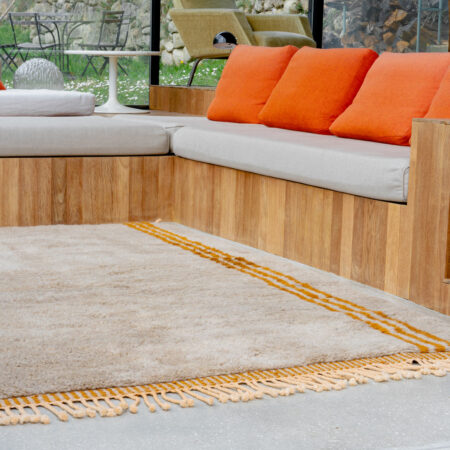 Idée décoration salon tapis berbère tissé à la main poils longs