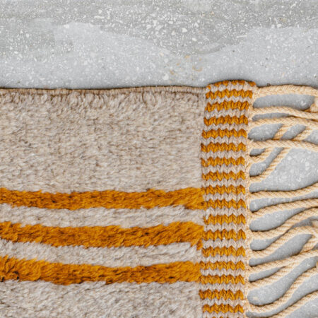 Idée décoration salon tapis berbère tissé à la main sur béton ciré
