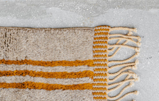 Idée décoration salon tapis berbère tissé à la main sur béton ciré