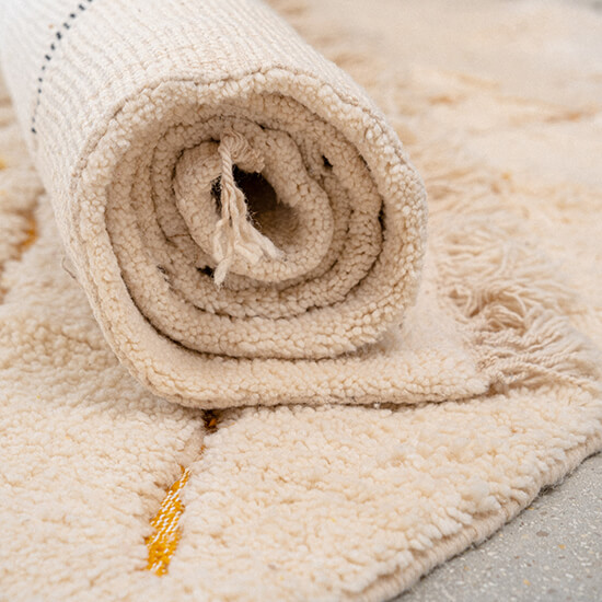 Tapis salon fibule berbère sable dans intérieur design