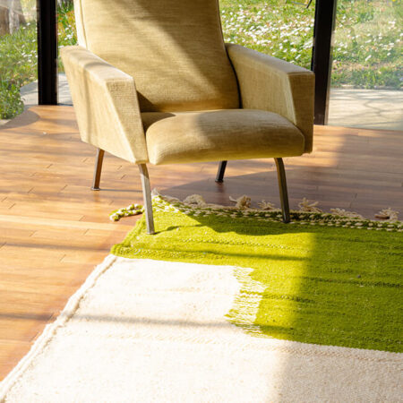 Tapis à franges Marmoucha vert pour intérieur avec parquet