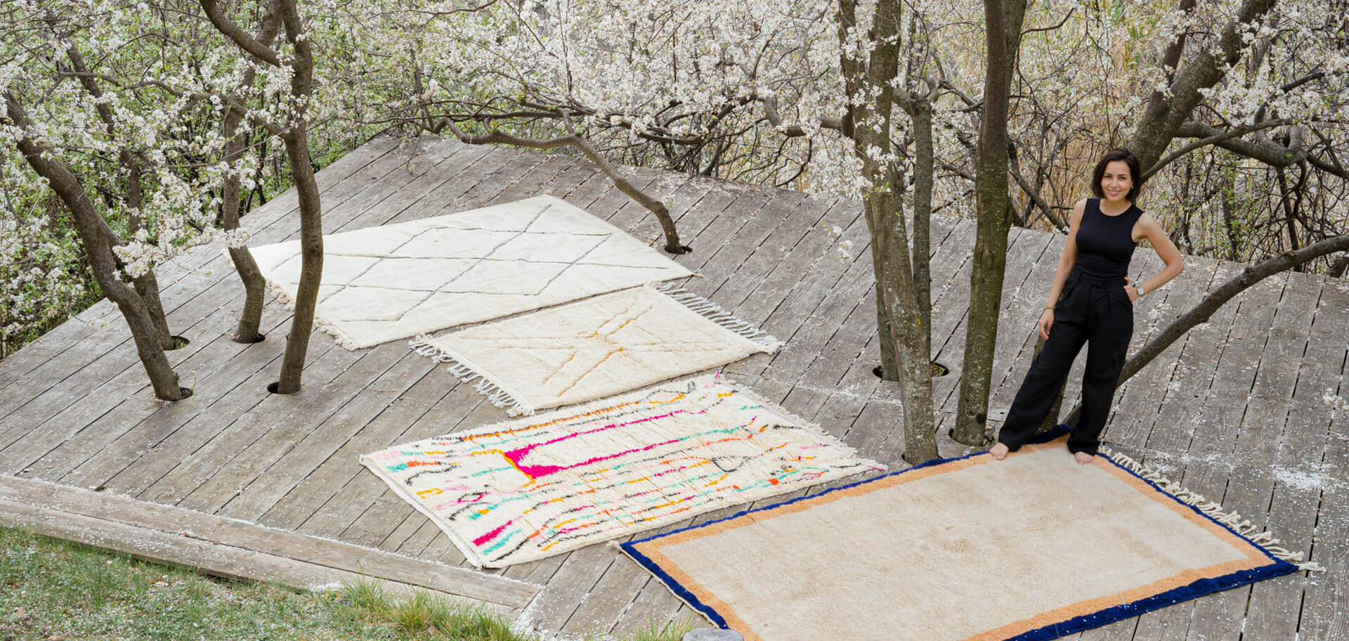 Créatrice Marmoucha avec tapis berbères artisanaux