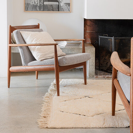 Tapis salon fibule berbère blanc et noir dans salon moderne