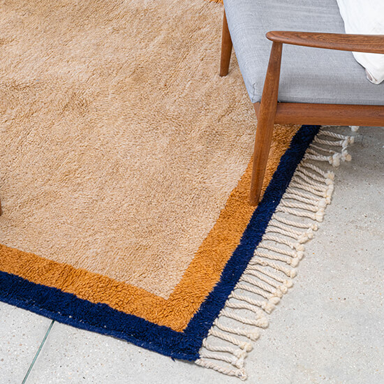 Tapis en laine salon sable, orange et bleu pour décoration chaleureuse