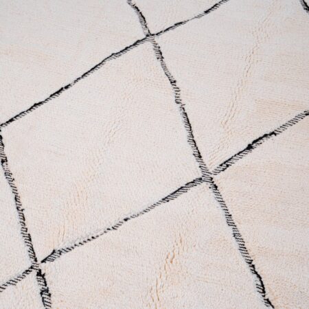 Tapis salon tissé à la main blanc et noir dans intérieur design