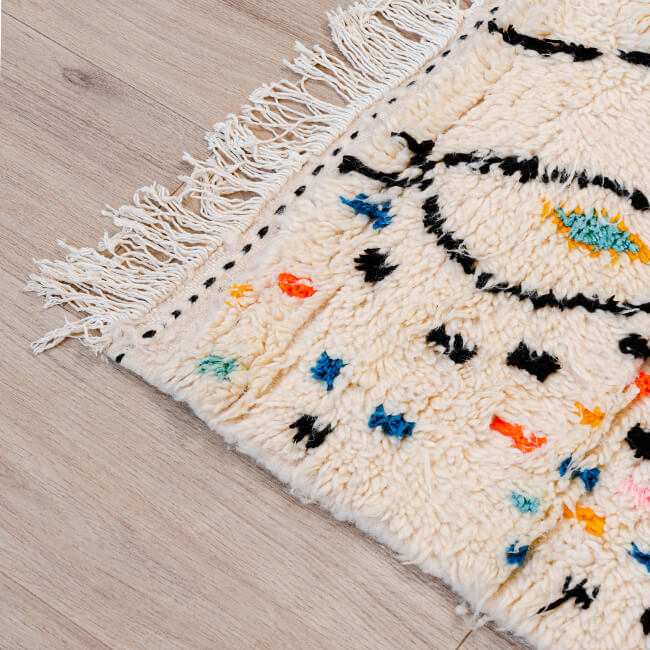 Tapis salon sur-mesure fibule berbère coloré