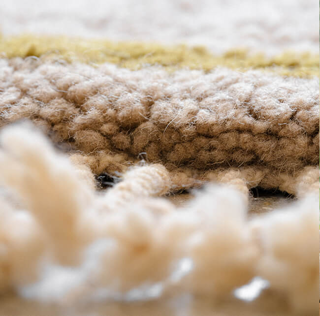 Gros plan tapis en laine artisanal Marmoucha sable