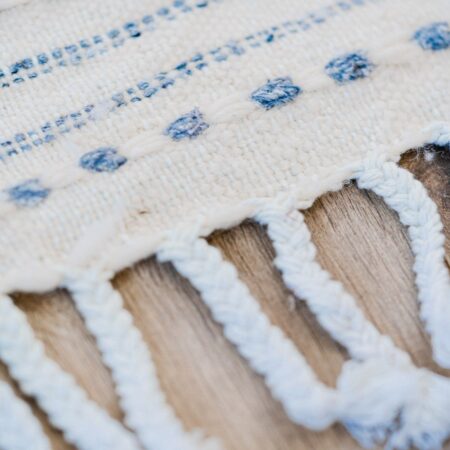 Tapis berbère tissé à la main blanc et bleu