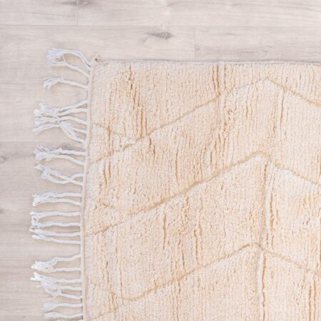 Tapis salon fibule berbère blanc dans intérieur design