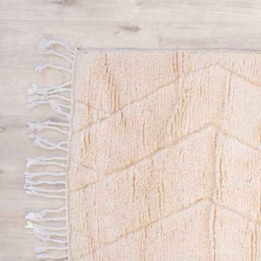 Tapis salon fibule berbère blanc dans intérieur design