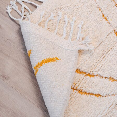 Tapis fibule berbère caramel poils longs naturels