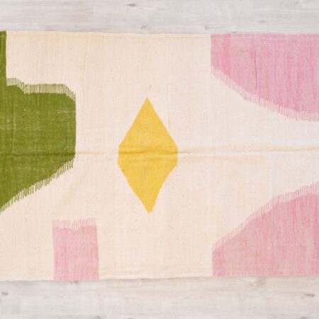 Tapis coloré Marmoucha pour salon avec parquet clair