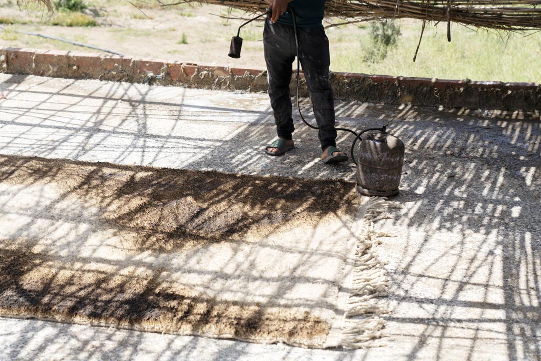 Fabrication d'un tapis berbère avec méthode artisanale