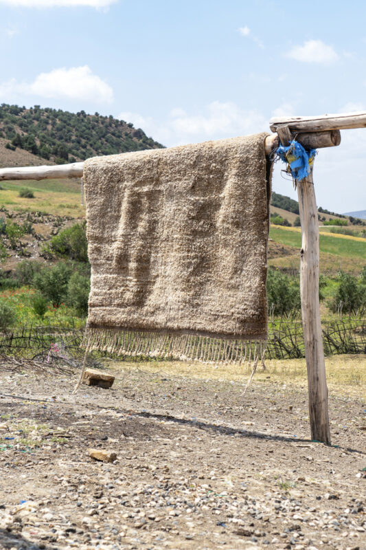 Fabrication d'un tapis berbère avec processus artisanal